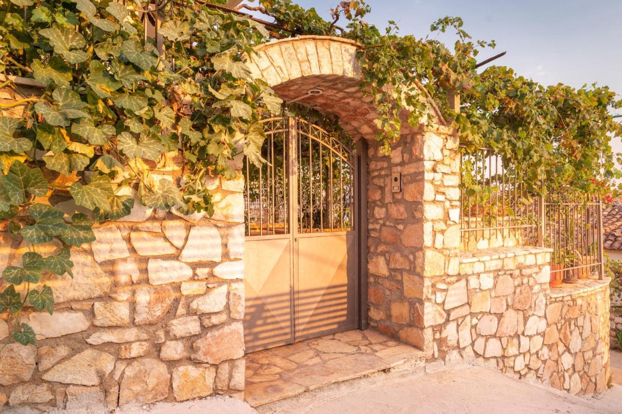 Margarita Guesthouse Himare Exterior photo